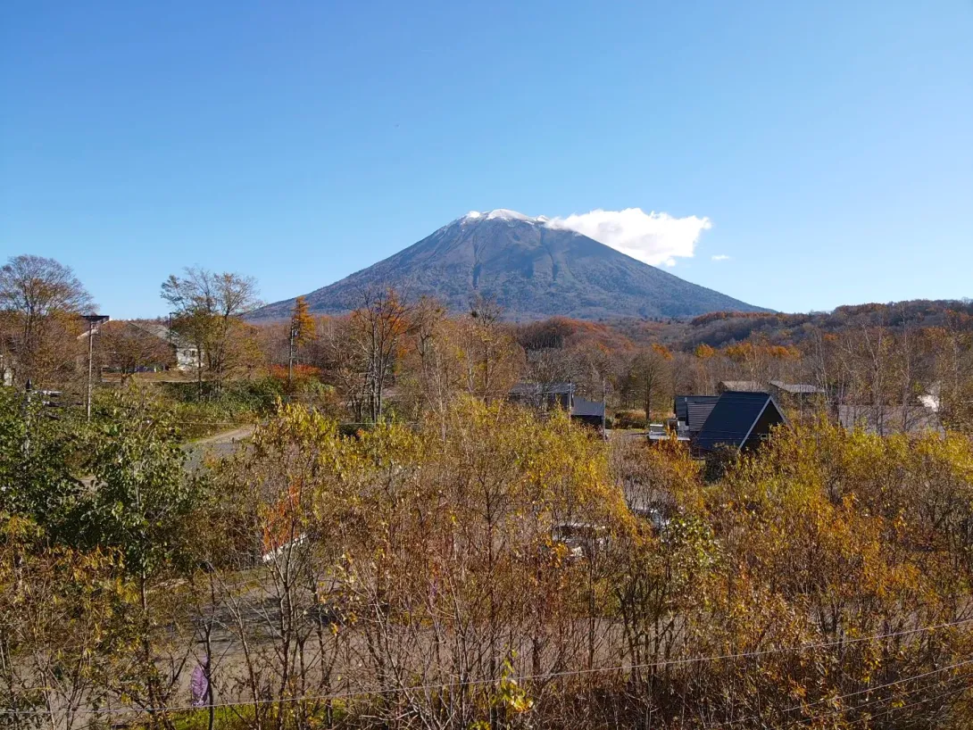 Country_resort_entrance_4